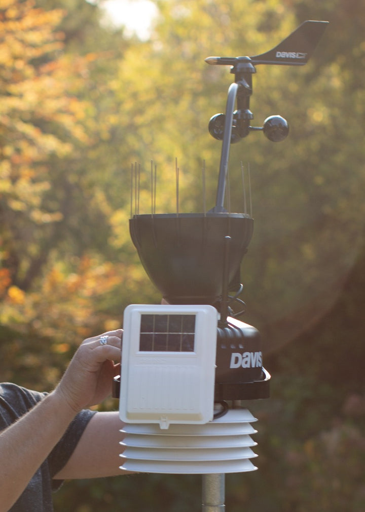 Davis Wireless Vantage Pro2 Weather Station with Standard Radiation Shield and WeatherLink Console 6252UK