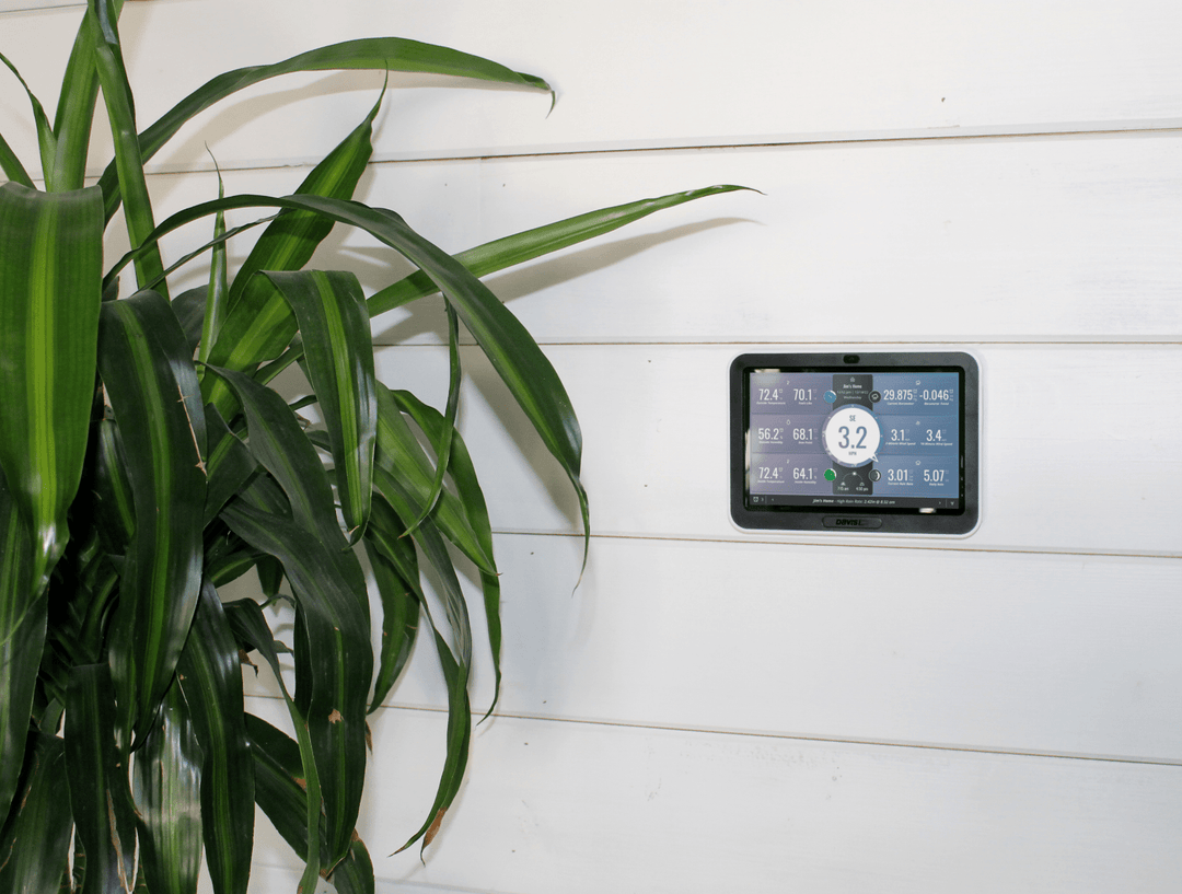 Davis Wireless Vantage Pro2 Plus with 24 - Hr Fan Aspirated Radiation Shield and WeatherLink Console 6263UK - DI-6263UK